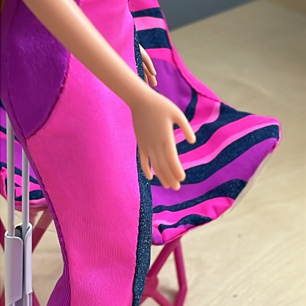 Chair Flair Barbie - Picture 3 of 10